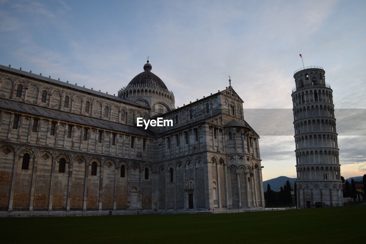 LOW ANGLE VIEW OF HISTORIC BUILDING AGAINST SKY