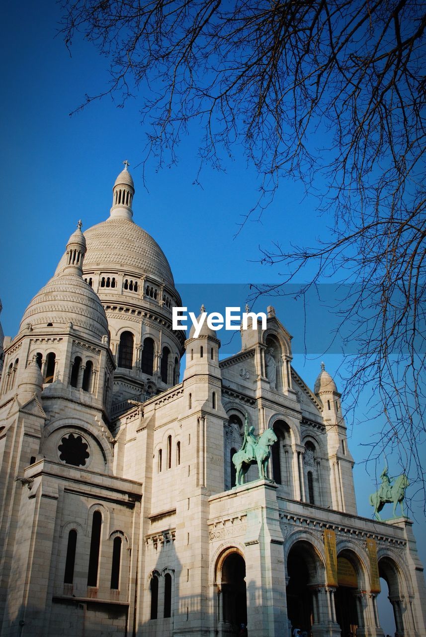 LOW ANGLE VIEW OF BUILDING AGAINST CLEAR BLUE SKY