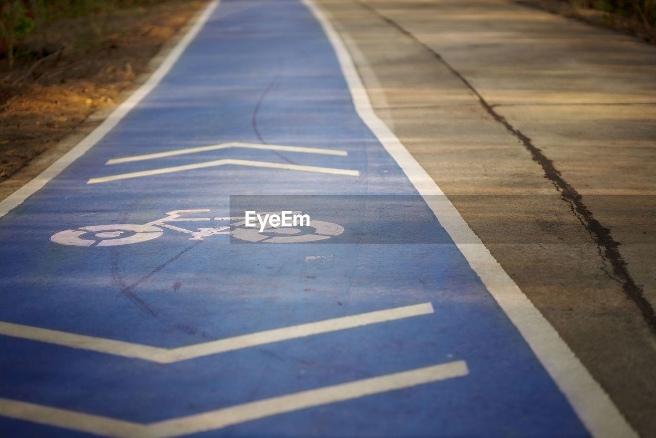 Bike sign on bike lane in public park