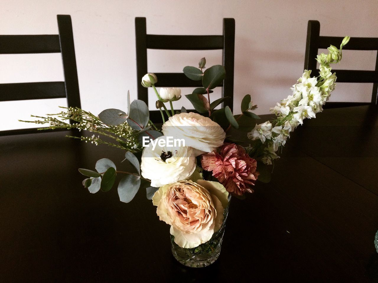 CLOSE-UP OF FLOWER BOUQUET