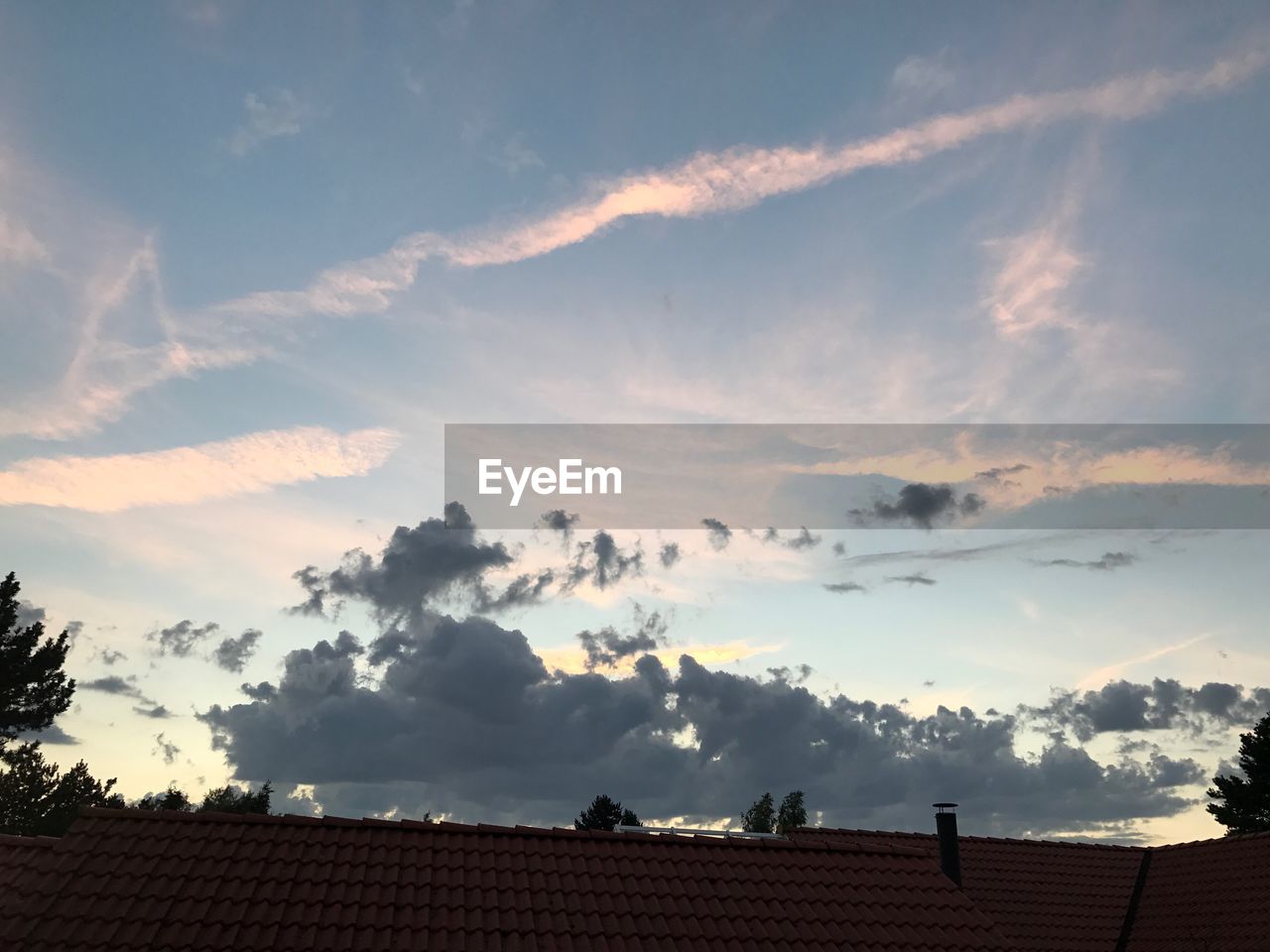 LOW ANGLE VIEW OF HOUSE ROOF AGAINST SKY