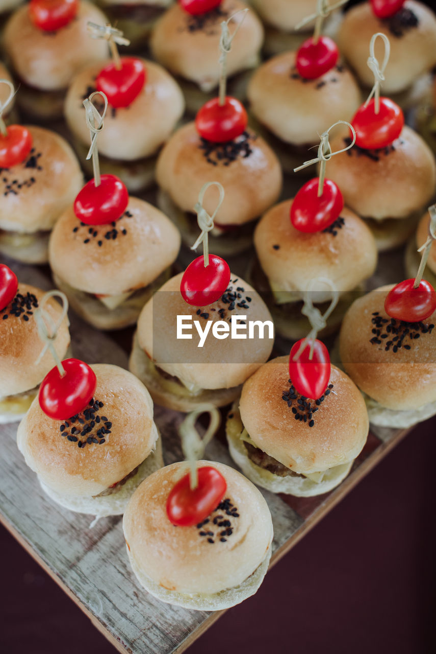 HIGH ANGLE VIEW OF CUPCAKES IN PLATE