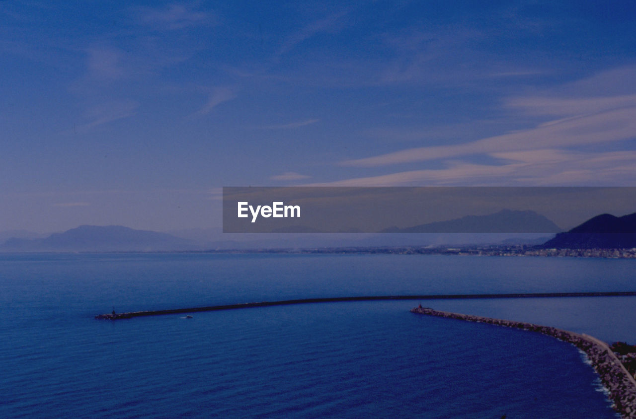 SCENIC VIEW OF LAKE BY MOUNTAIN AGAINST SKY