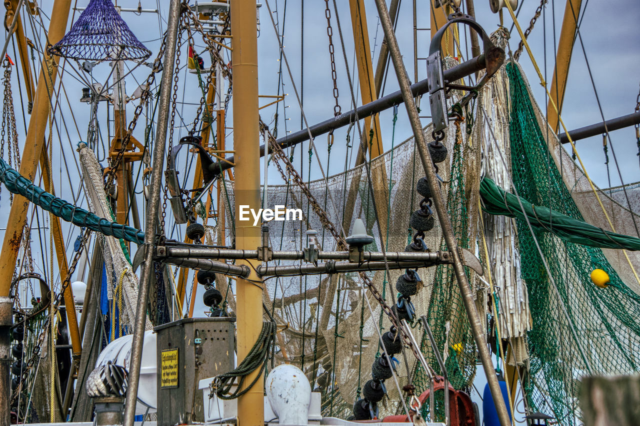 LOW ANGLE VIEW OF SAILBOAT HANGING ON POLE