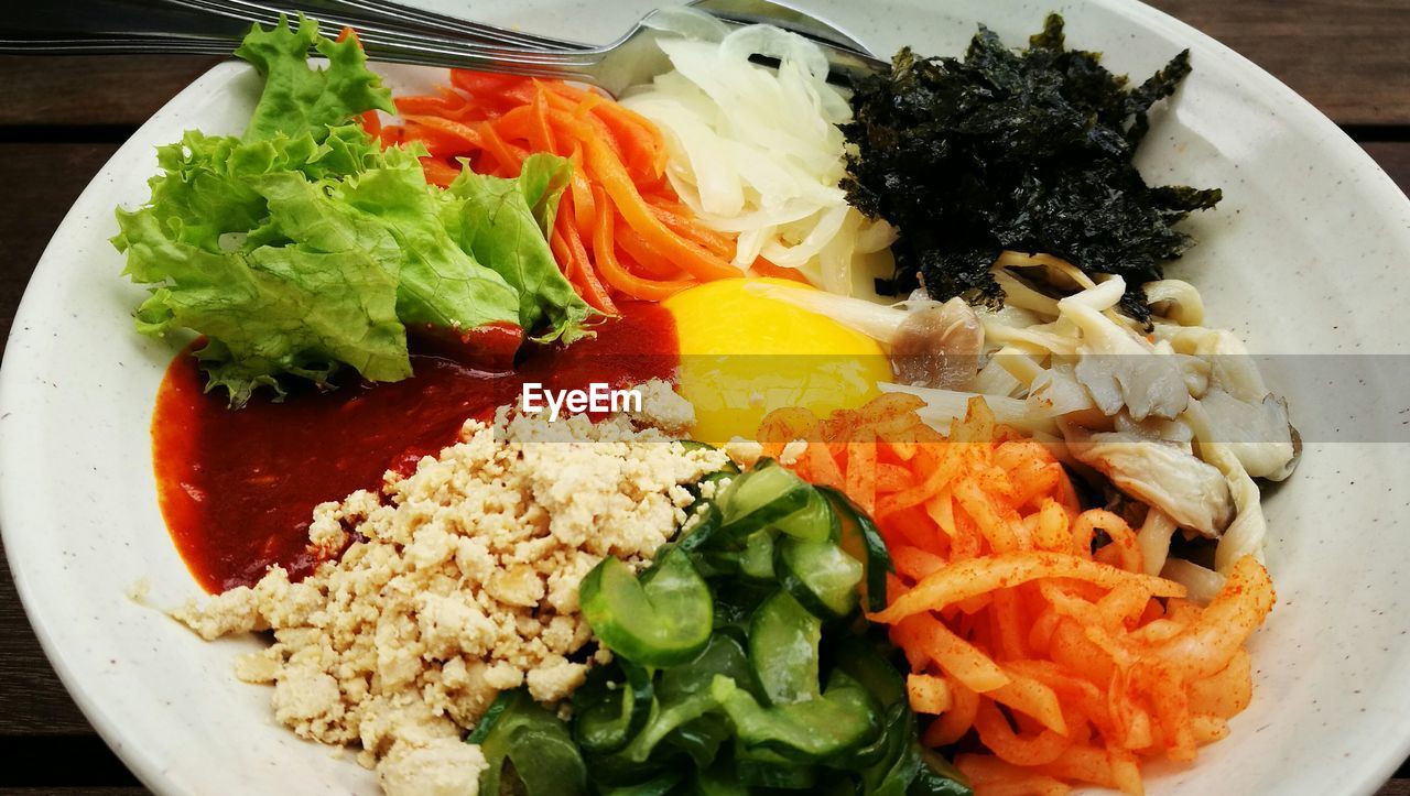 CLOSE-UP OF SALAD AND VEGETABLES IN PLATE