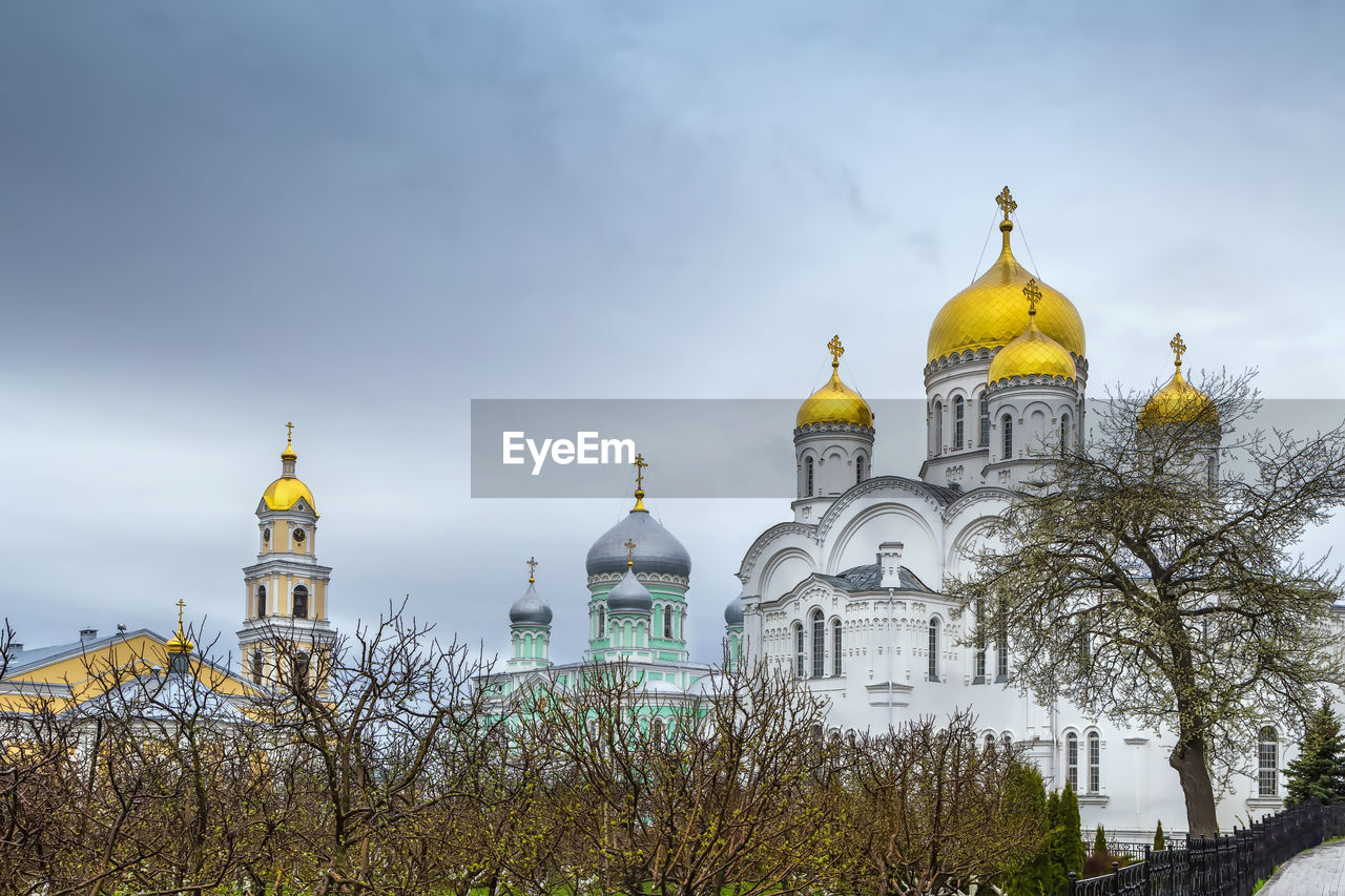 Transfiguration cathedral and trinity cathedra in saint seraphim-diveyevo monastery, russia