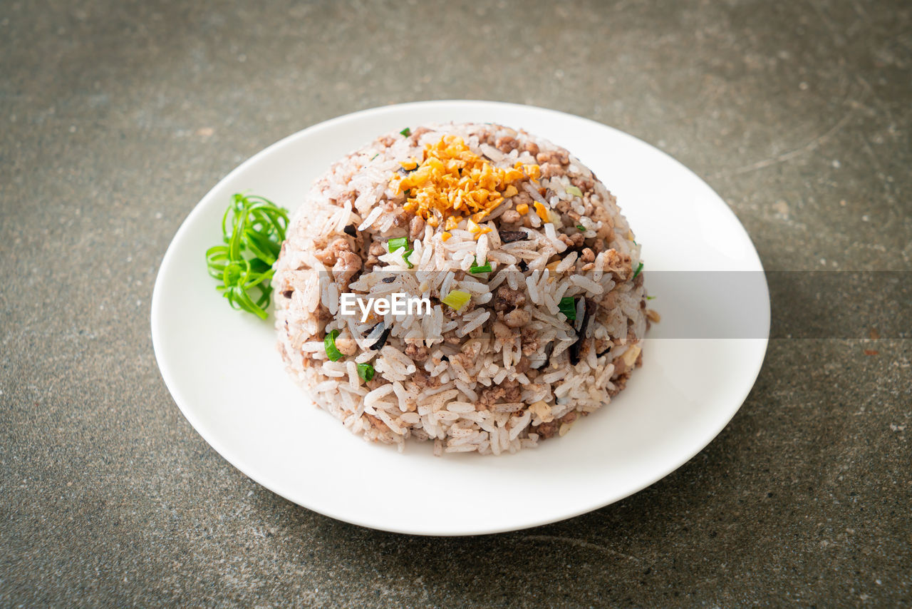 HIGH ANGLE VIEW OF FOOD SERVED IN PLATE