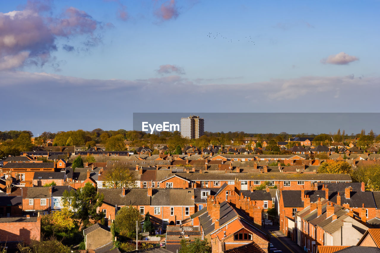 HIGH ANGLE VIEW OF BUILDINGS IN CITY AGAINST SKY