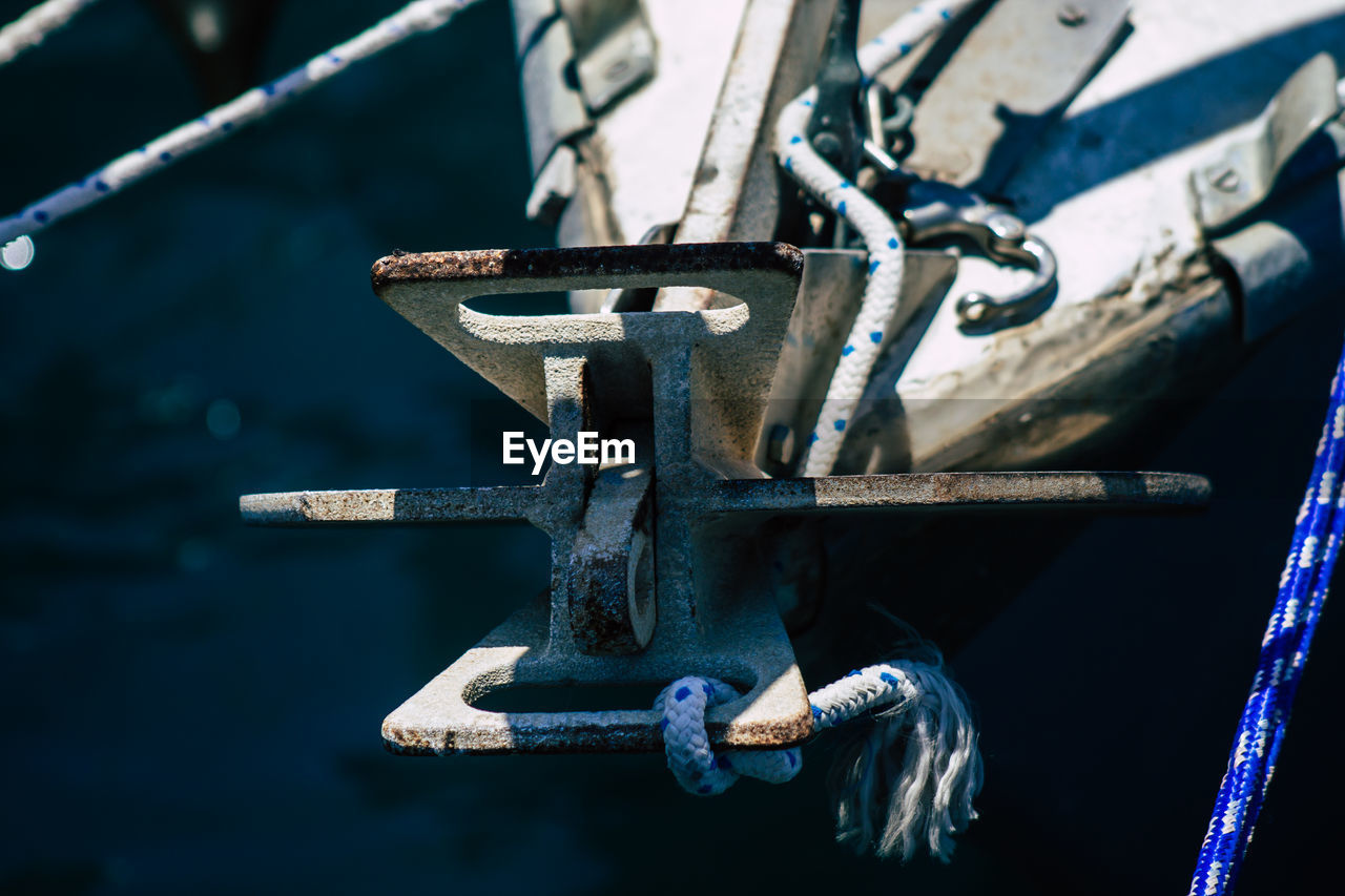 CLOSE-UP OF METALLIC CHAIN ON BRIDGE