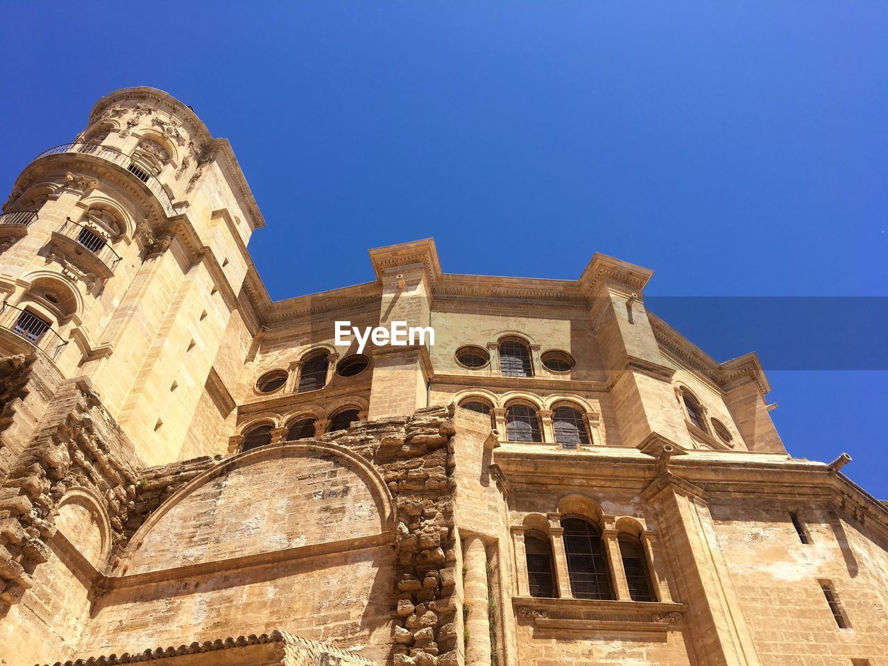 LOW ANGLE VIEW OF BUILDING AGAINST BLUE SKY