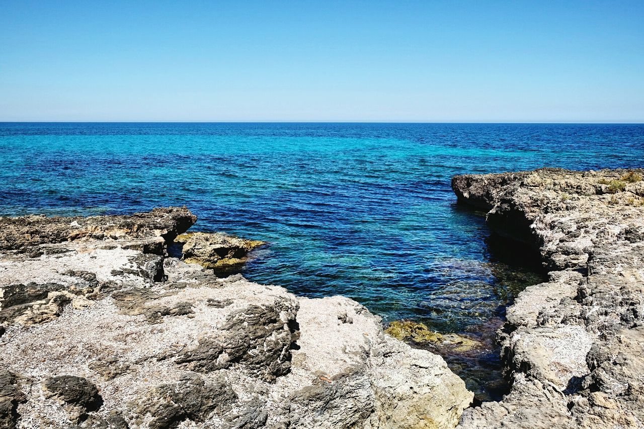 Scenic view of sea against clear sky. gli orizzonti perduti, non ritornano mai 