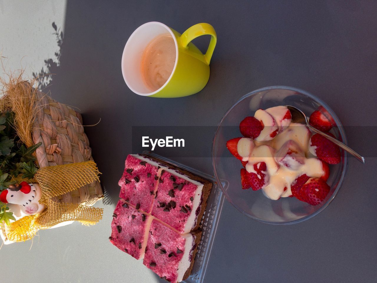 HIGH ANGLE VIEW OF BREAKFAST SERVED IN BOWL ON TABLE