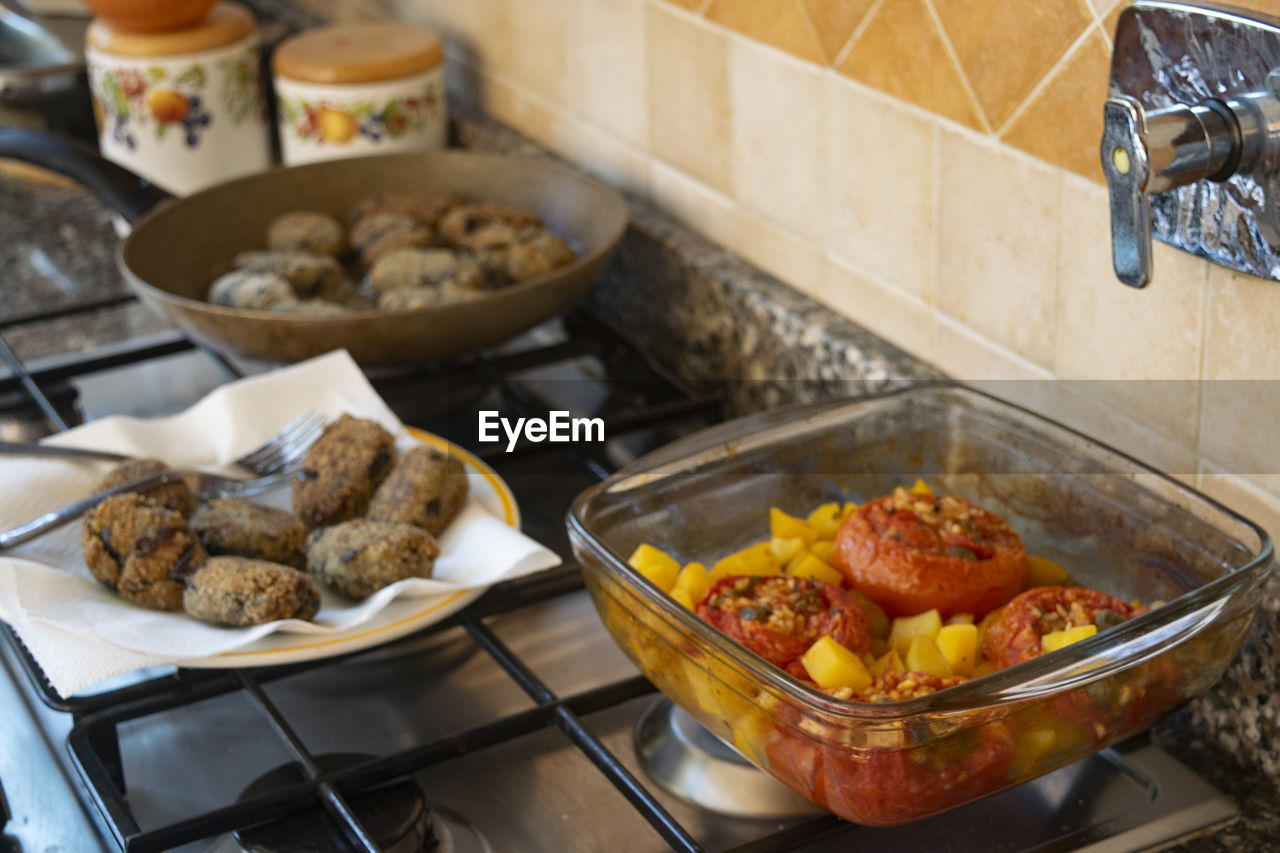 HIGH ANGLE VIEW OF FOOD IN TRAY ON TABLE