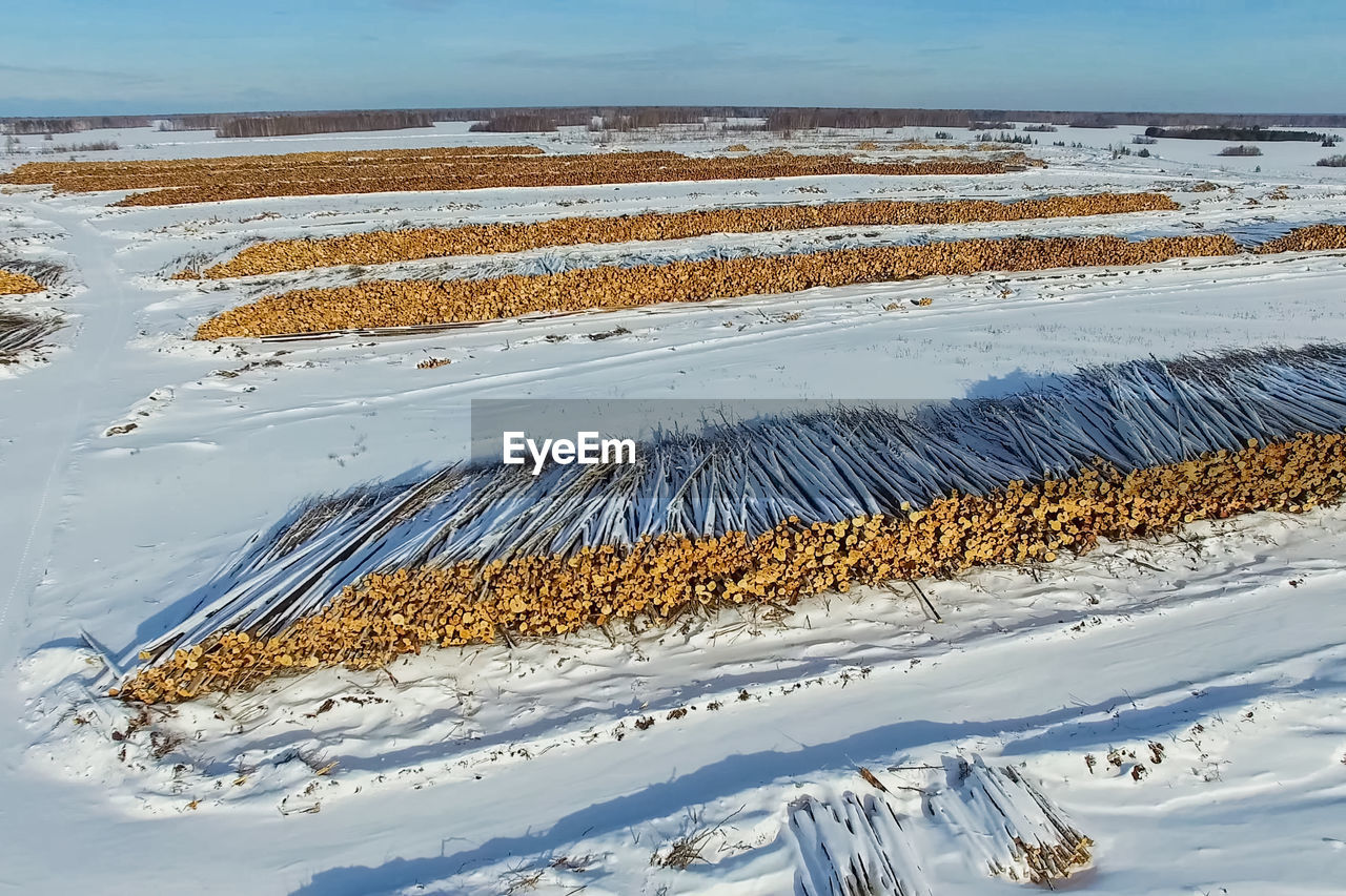 AERIAL VIEW OF SNOW COVERED FIELD