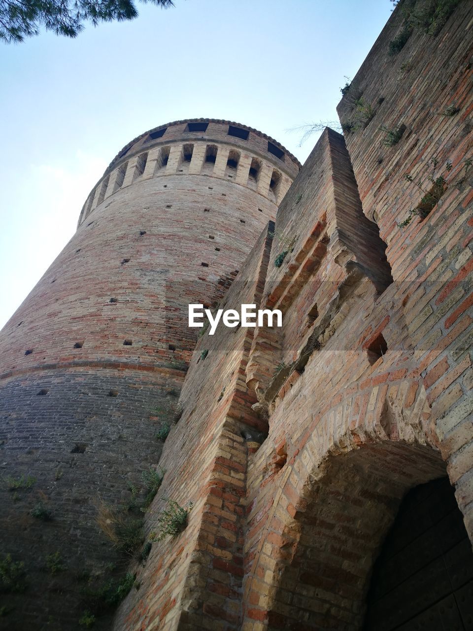 LOW ANGLE VIEW OF CASTLE AGAINST SKY