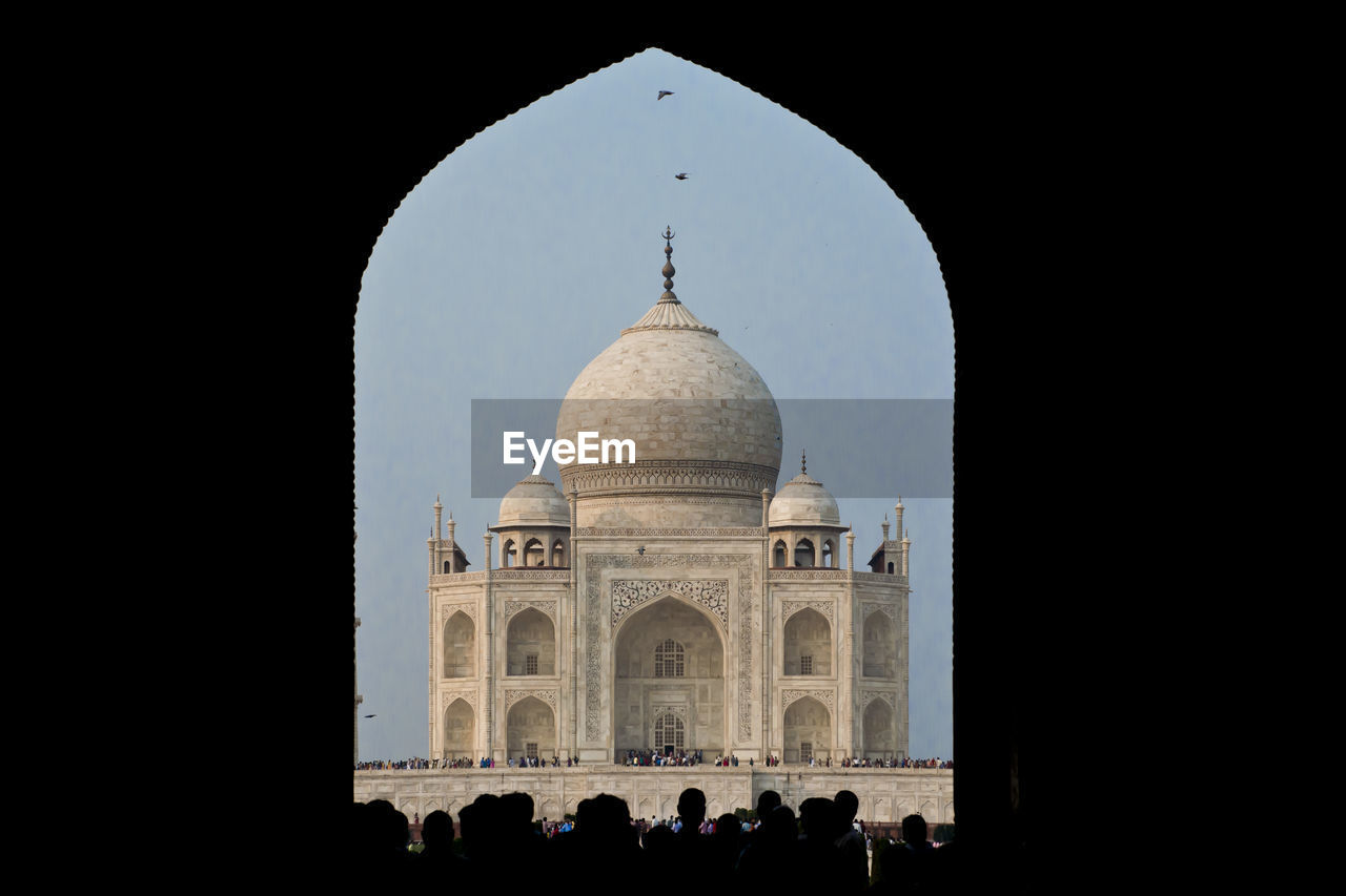 People in front of taj mahal