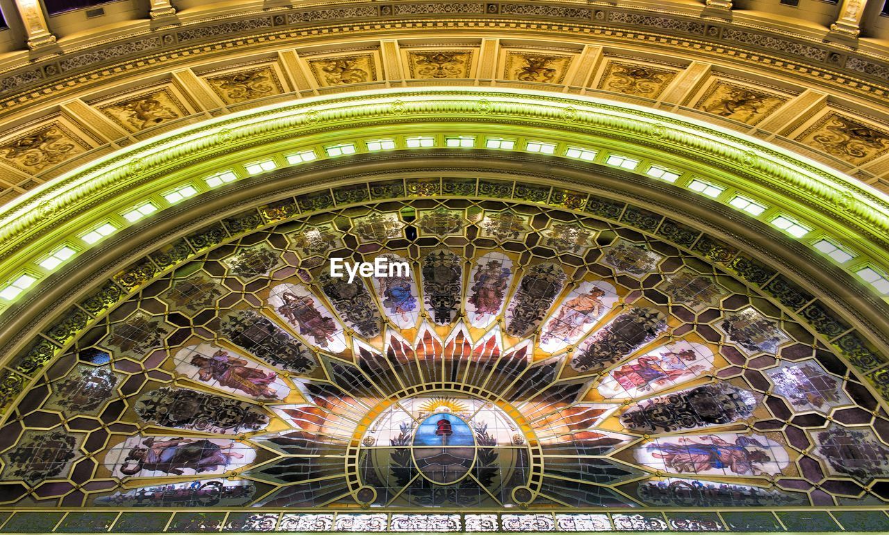 LOW ANGLE VIEW OF CEILING OF ILLUMINATED BUILDING