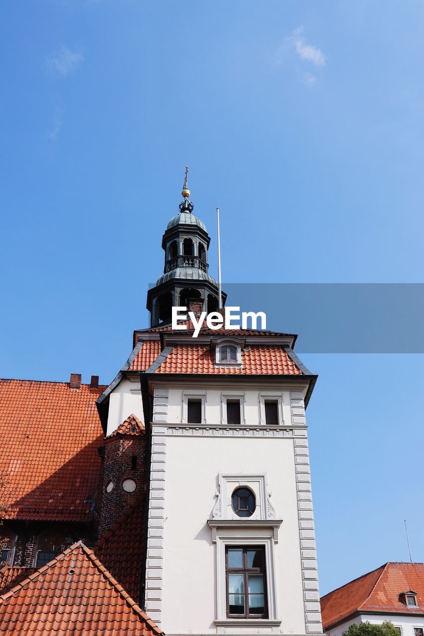 LOW ANGLE VIEW OF A BUILDING AGAINST SKY