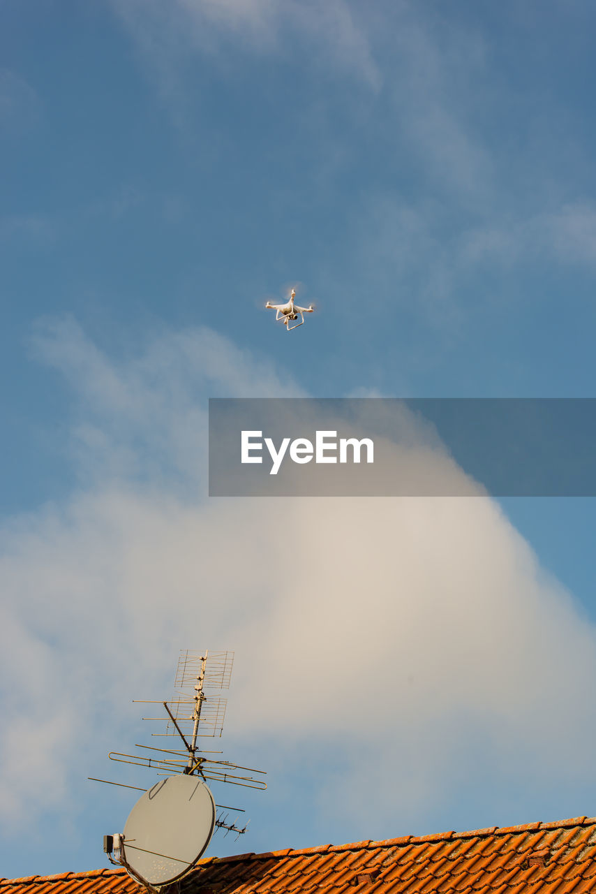 LOW ANGLE VIEW OF AIRPLANE FLYING OVER SKY