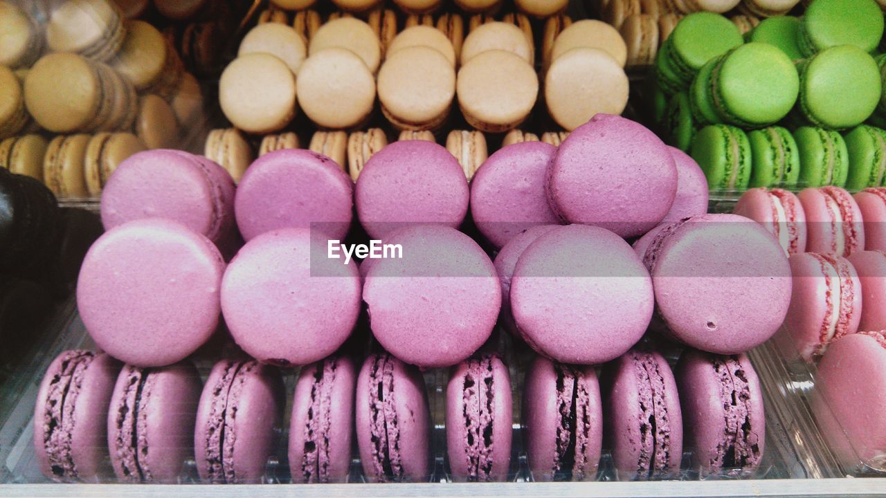 CLOSE-UP OF MACAROONS IN PLATE