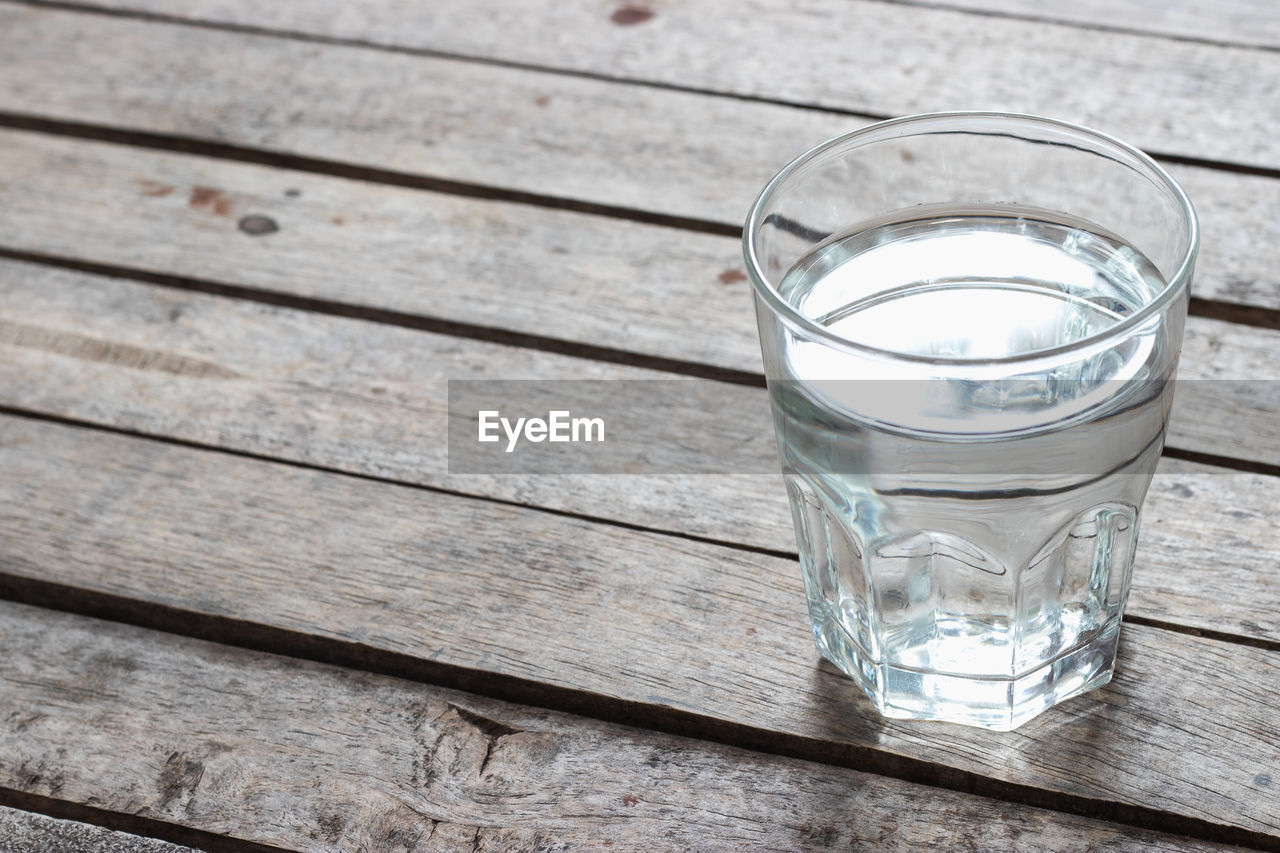 CLOSE-UP OF GLASS OF WATER