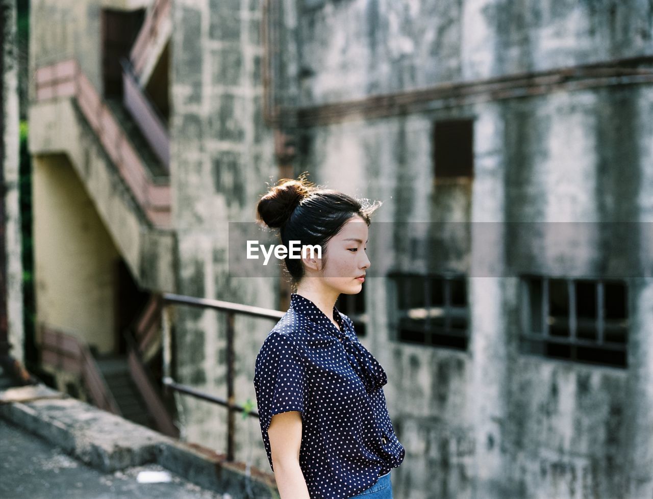 YOUNG WOMAN LOOKING AWAY