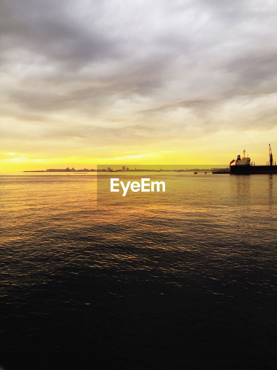 SCENIC VIEW OF SEA AGAINST SUNSET SKY