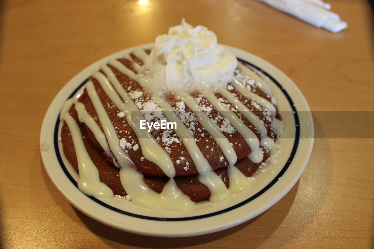 CLOSE-UP OF SWEET FOOD