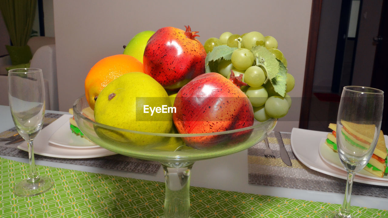 FRESH FRUITS IN BOWL ON TABLE