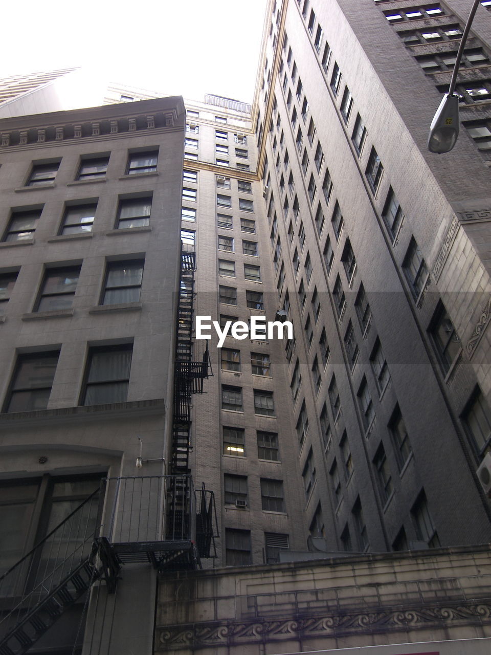 LOW ANGLE VIEW OF BUILDINGS IN CITY