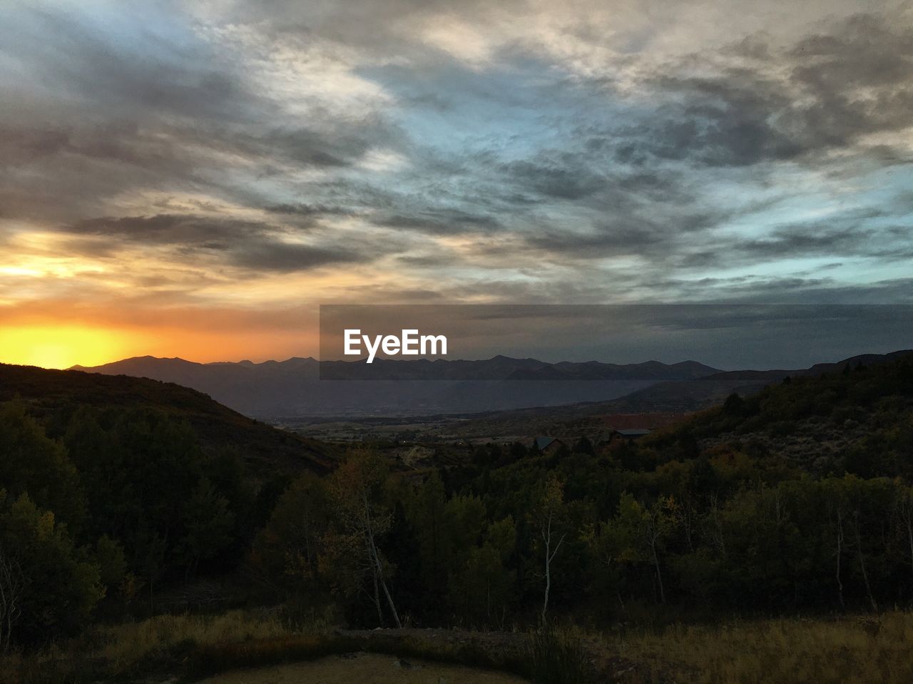 SCENIC VIEW OF FIELD AGAINST SKY AT SUNSET