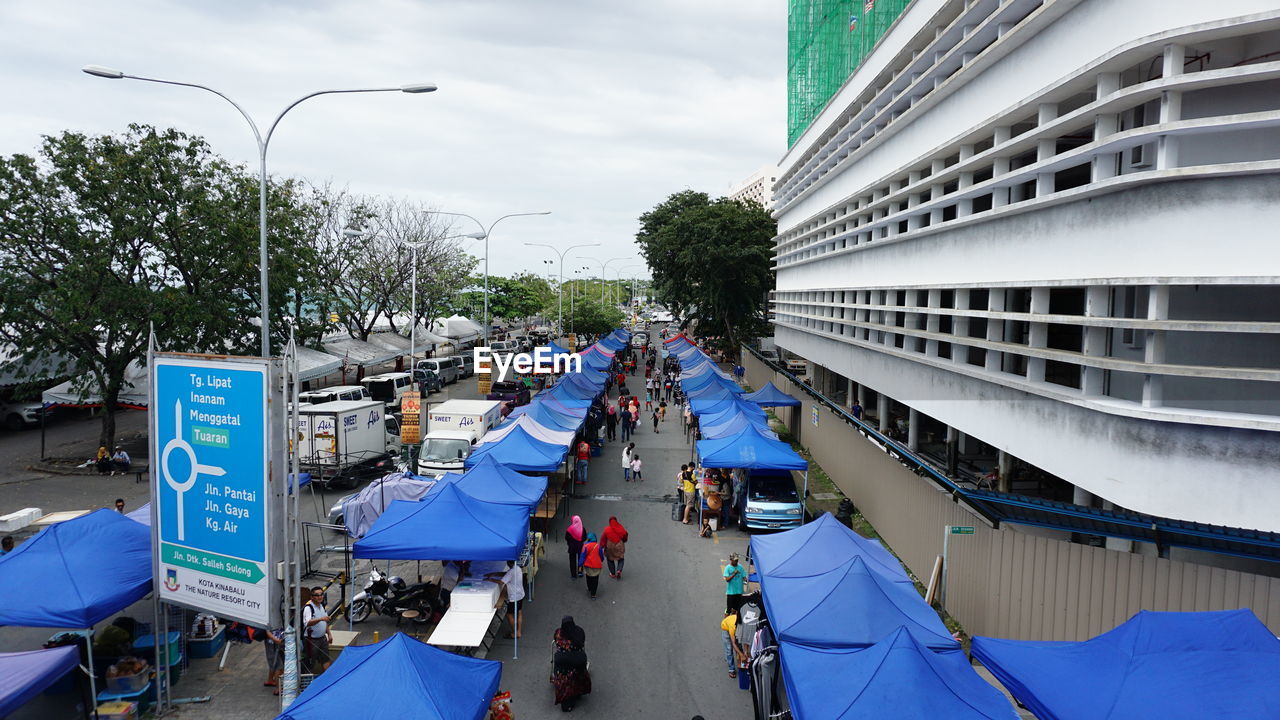 PANORAMIC VIEW OF PEOPLE IN CITY