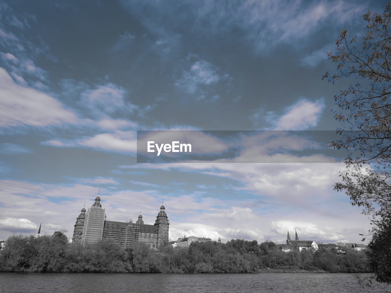 VIEW OF BUILT STRUCTURE AGAINST CLOUDY SKY