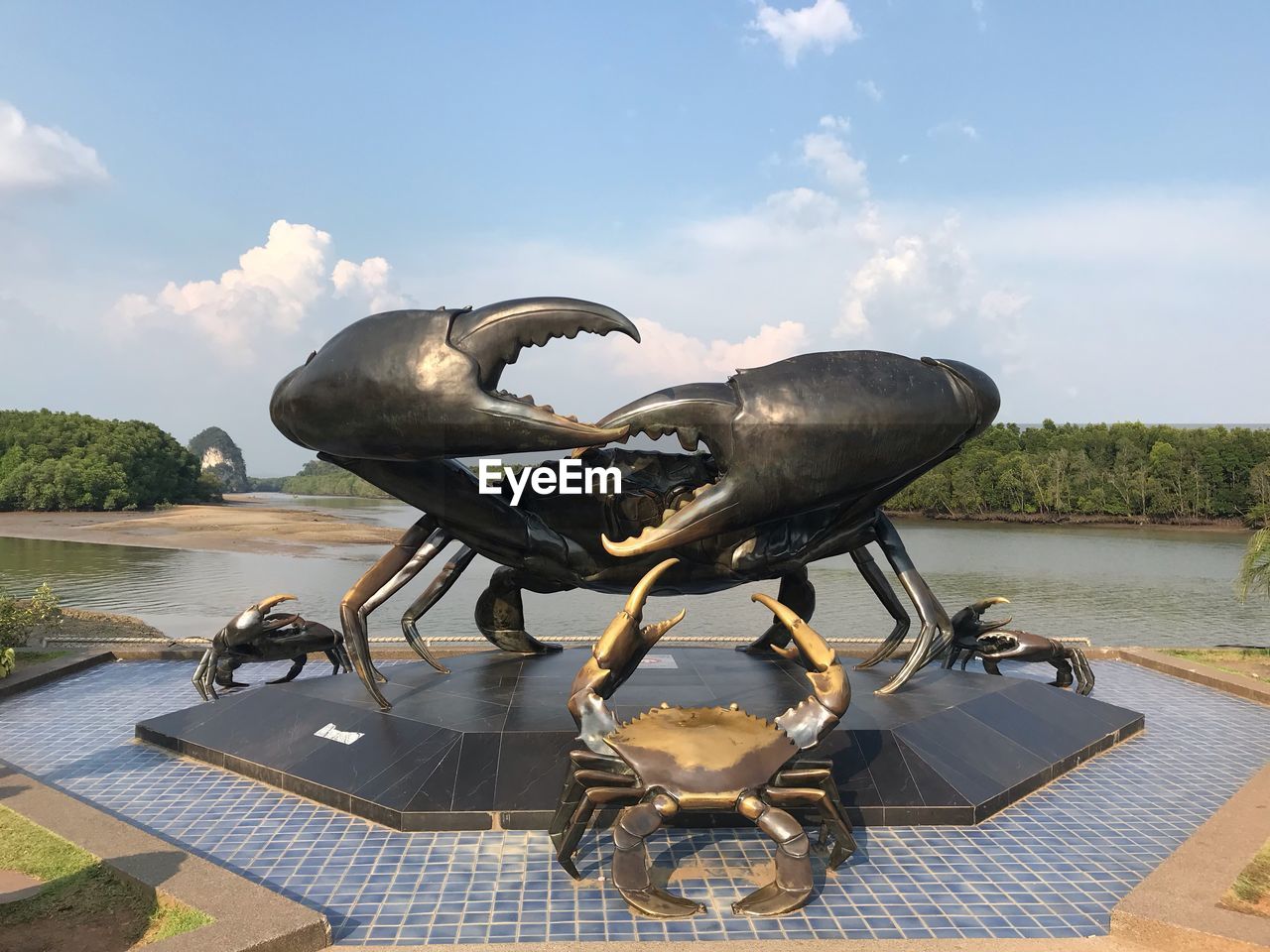 VIEW OF STATUE AGAINST SKY