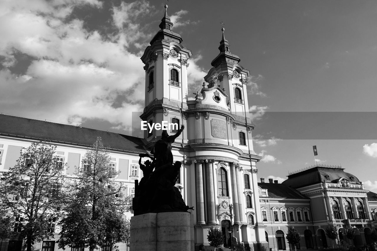 LOW ANGLE VIEW OF STATUE AGAINST BUILDING AND SKY