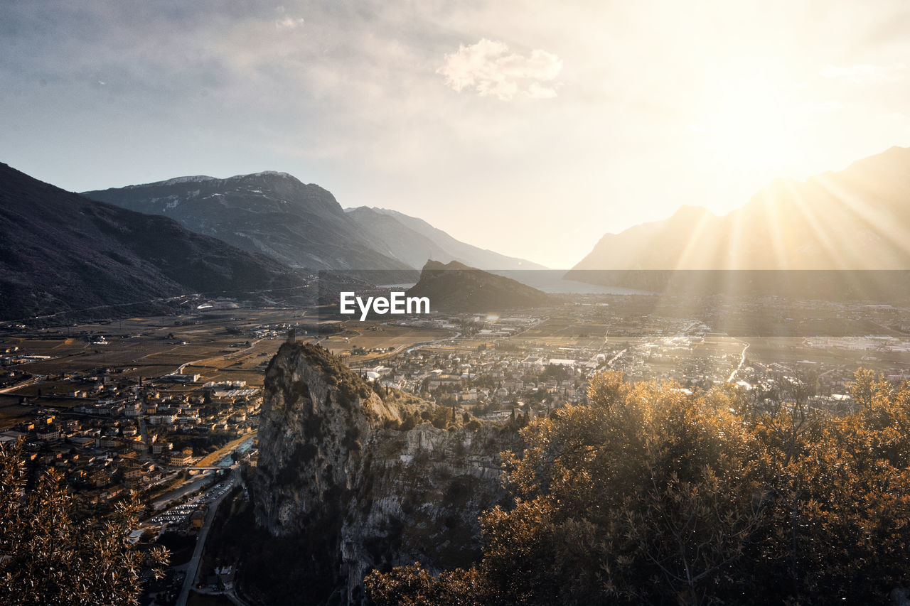 AERIAL VIEW OF LANDSCAPE AGAINST SKY