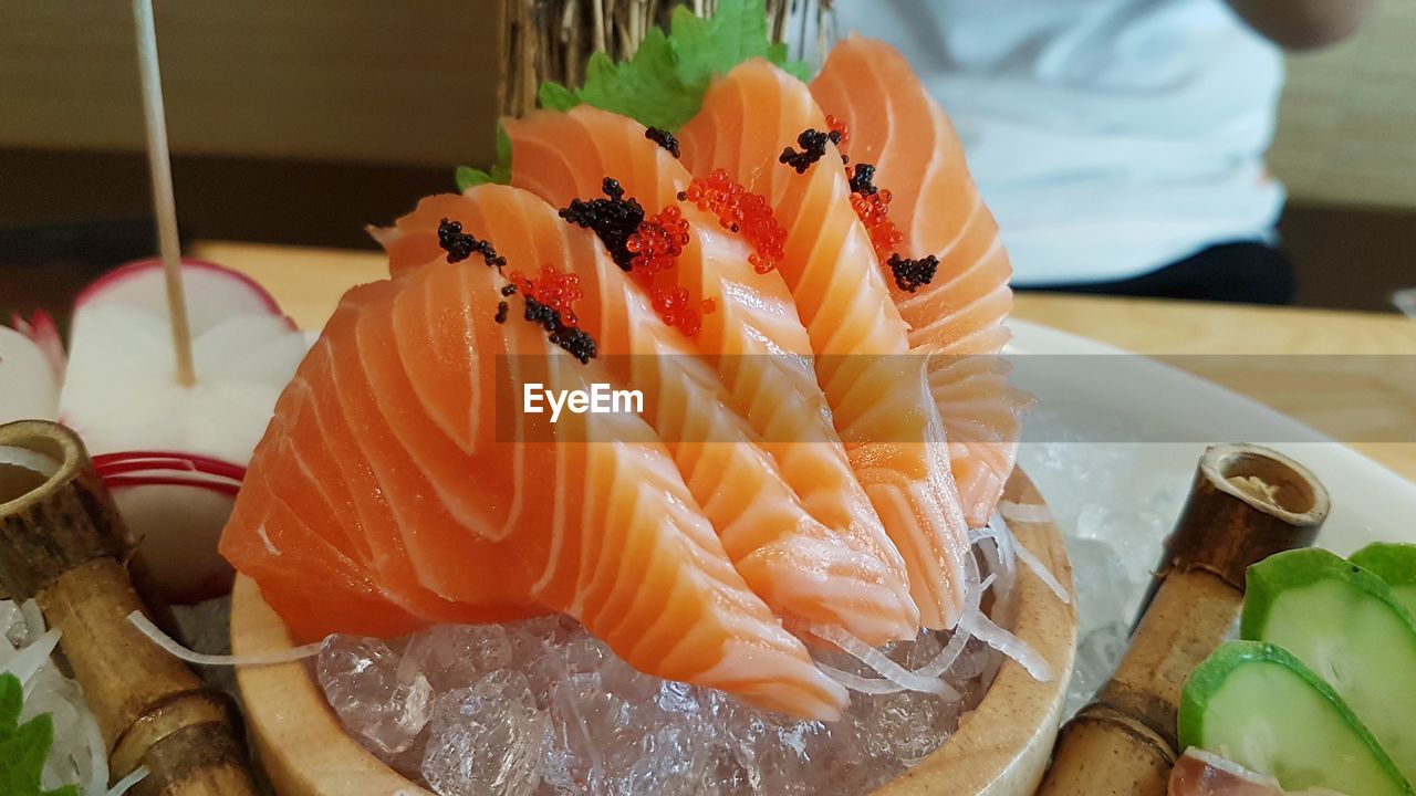 CLOSE-UP OF SUSHI ON PLATE