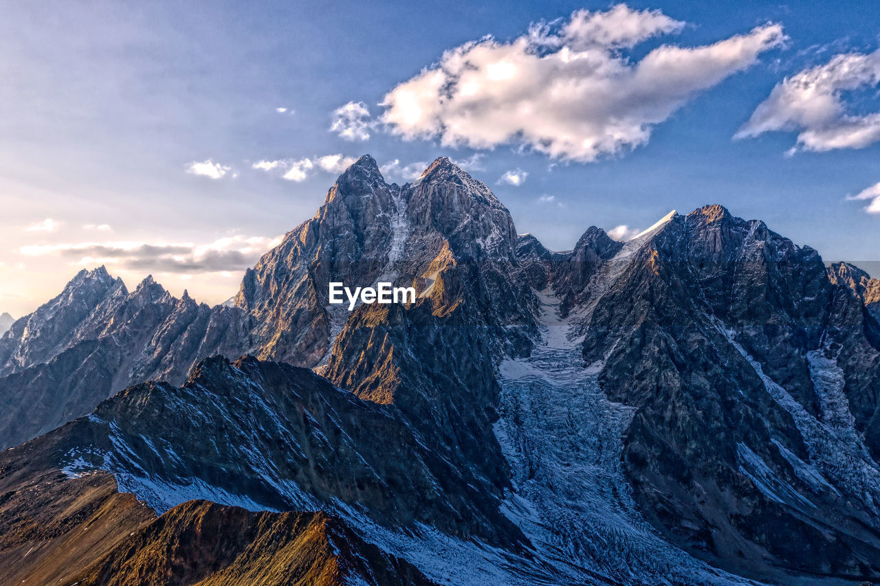 PANORAMIC VIEW OF SNOWCAPPED MOUNTAIN AGAINST SKY