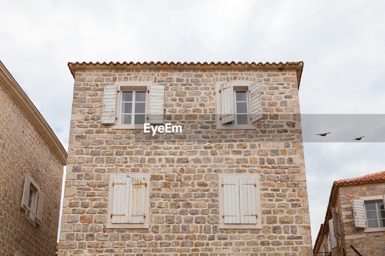 LOW ANGLE VIEW OF BUILDING WITH SKY