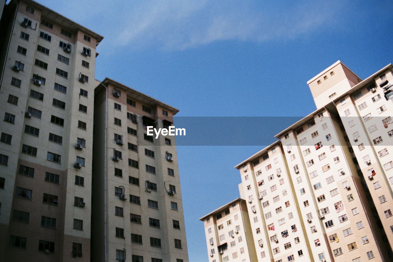 LOW ANGLE VIEW OF BUILDINGS AGAINST CLEAR SKY