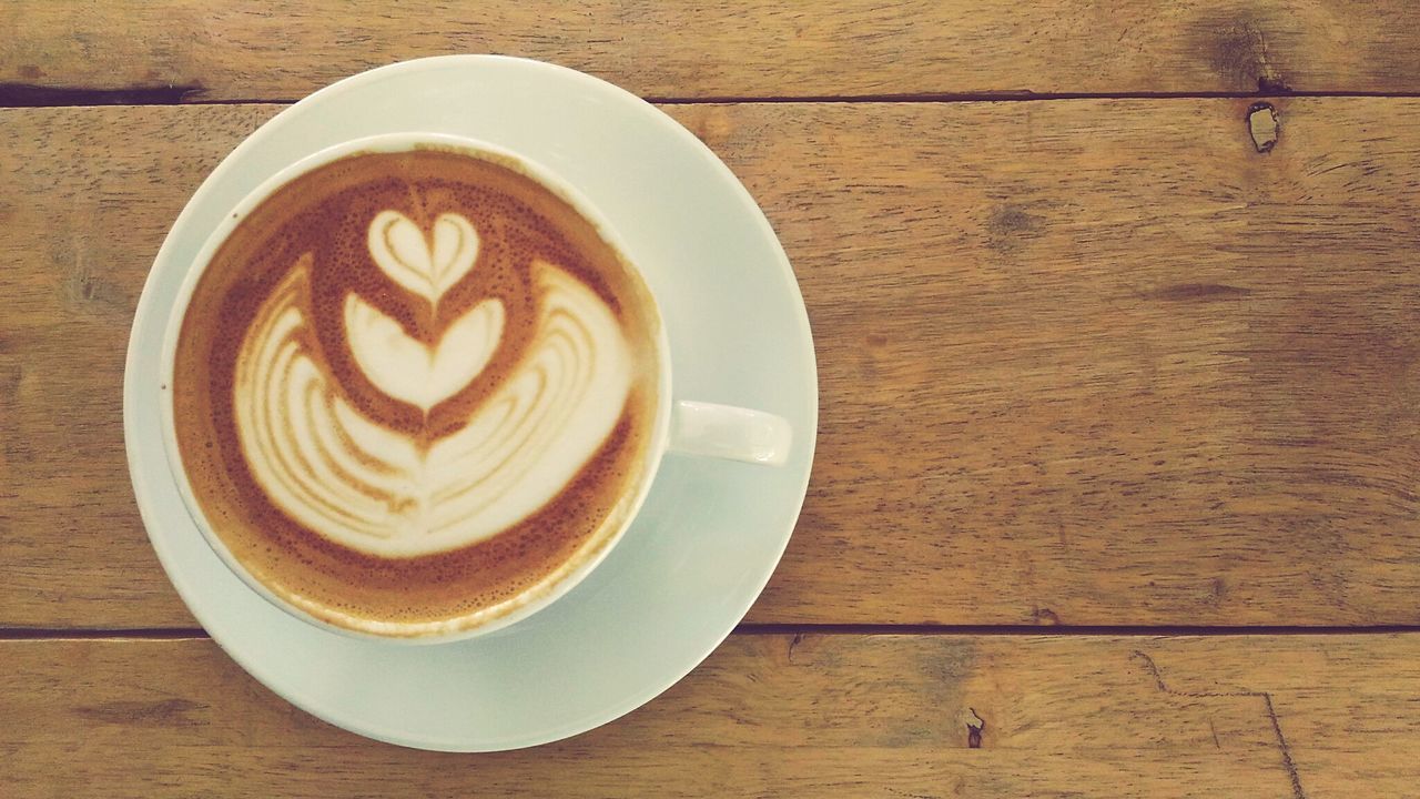 DIRECTLY ABOVE SHOT OF CAPPUCCINO COFFEE ON TABLE