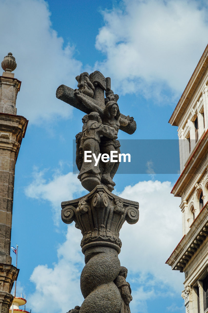 LOW ANGLE VIEW OF STATUE AGAINST SKY