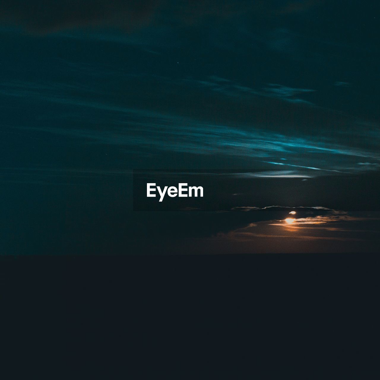 FULL FRAME SHOT OF SEA AGAINST SKY AT NIGHT