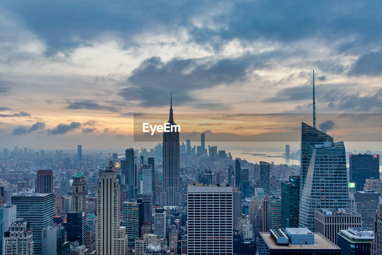 New york skyline from the top of top of the rock rockefeller center sunset view in winter 