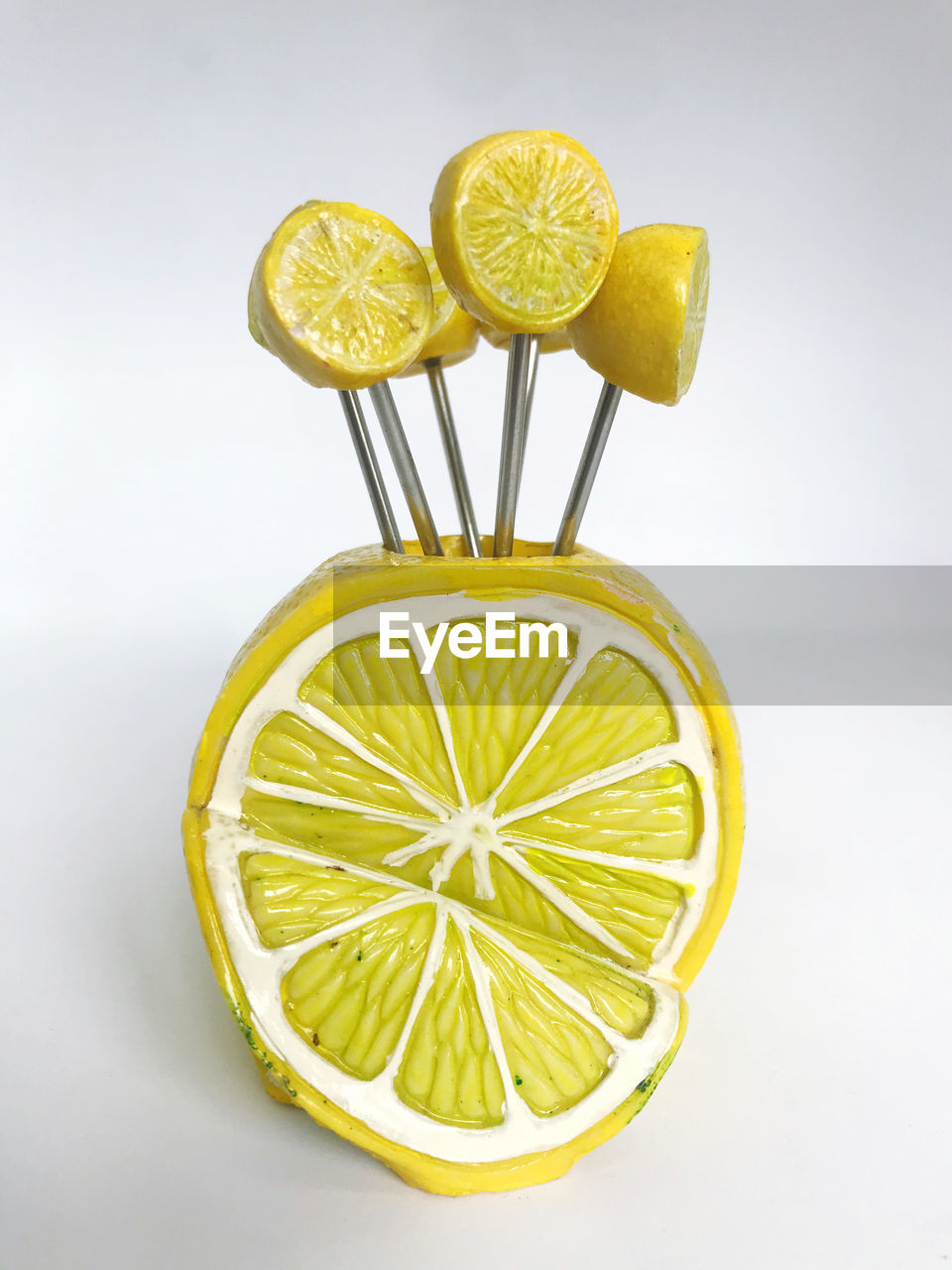 CLOSE-UP OF LEMON SLICE