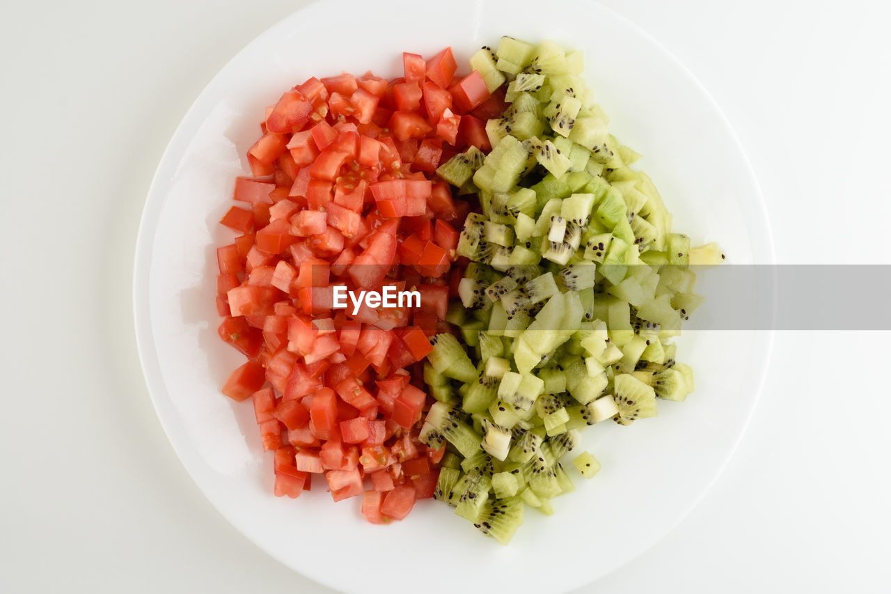 HIGH ANGLE VIEW OF CHOPPED VEGETABLES IN PLATE