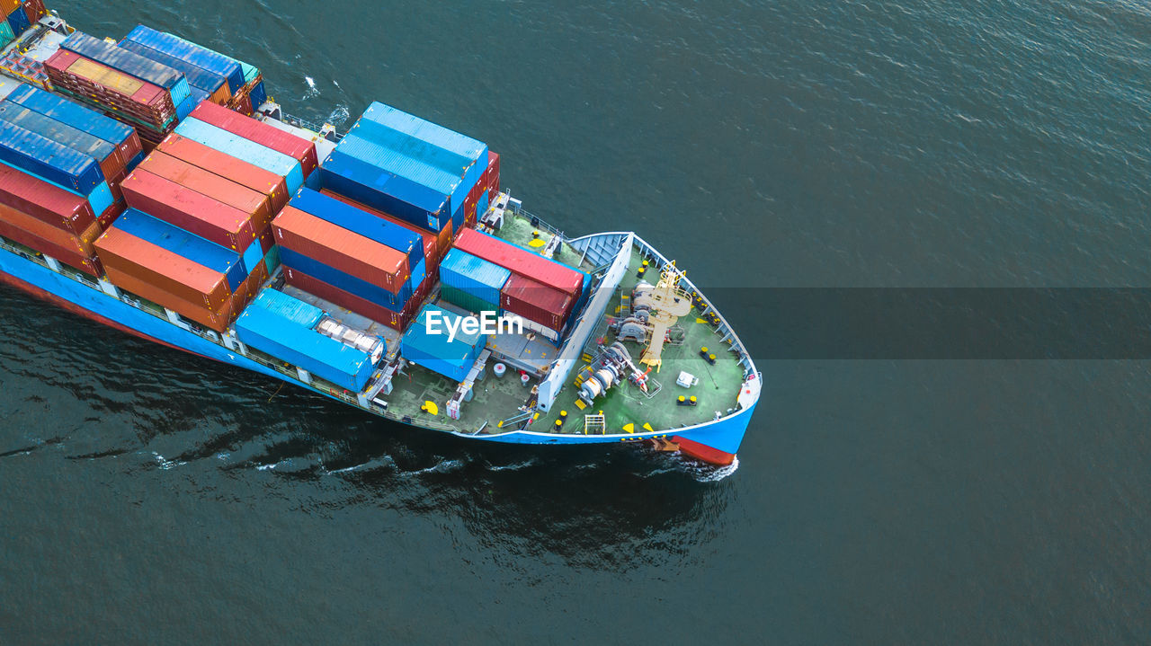 HIGH ANGLE VIEW OF CONTAINER SHIP IN SEA