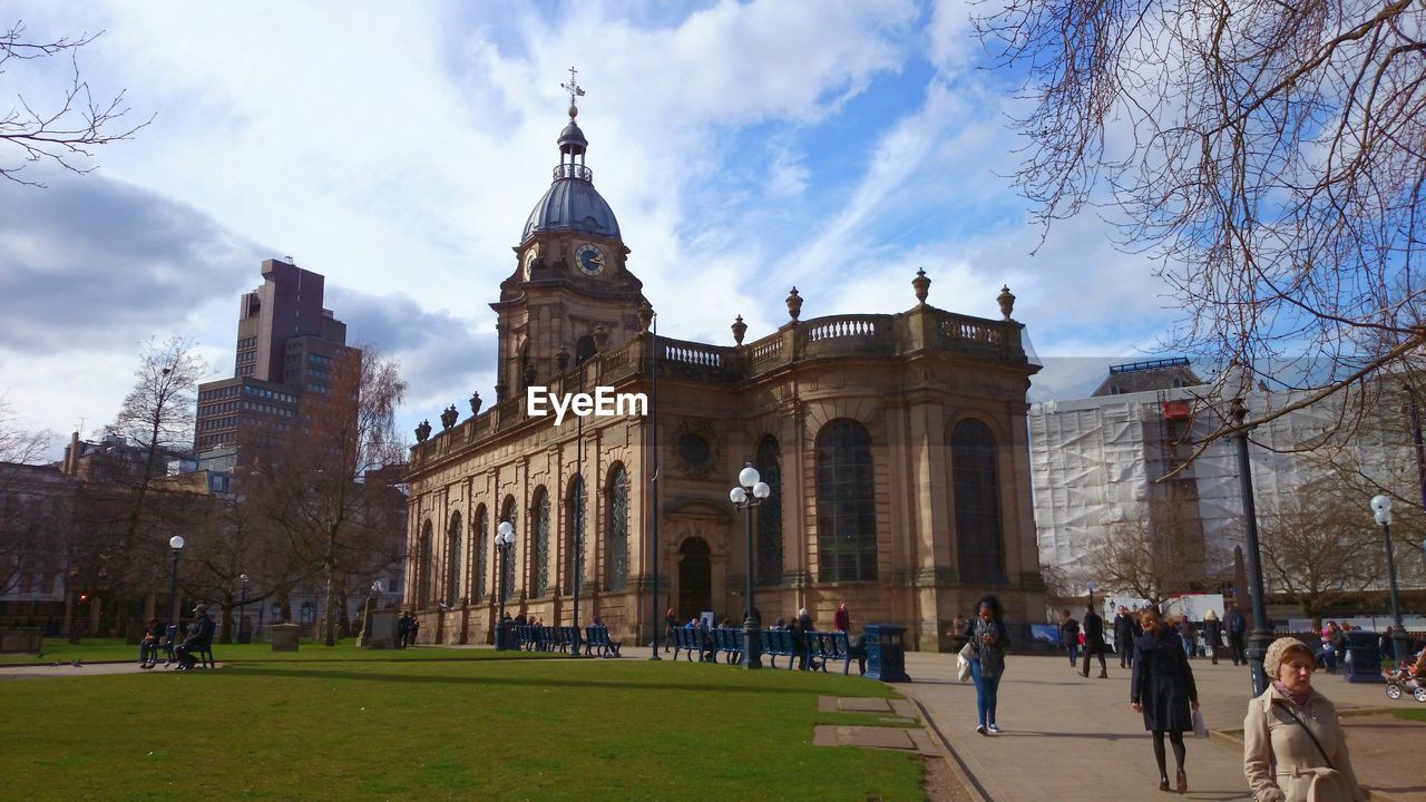 TOURISTS IN FRONT OF BUILDINGS