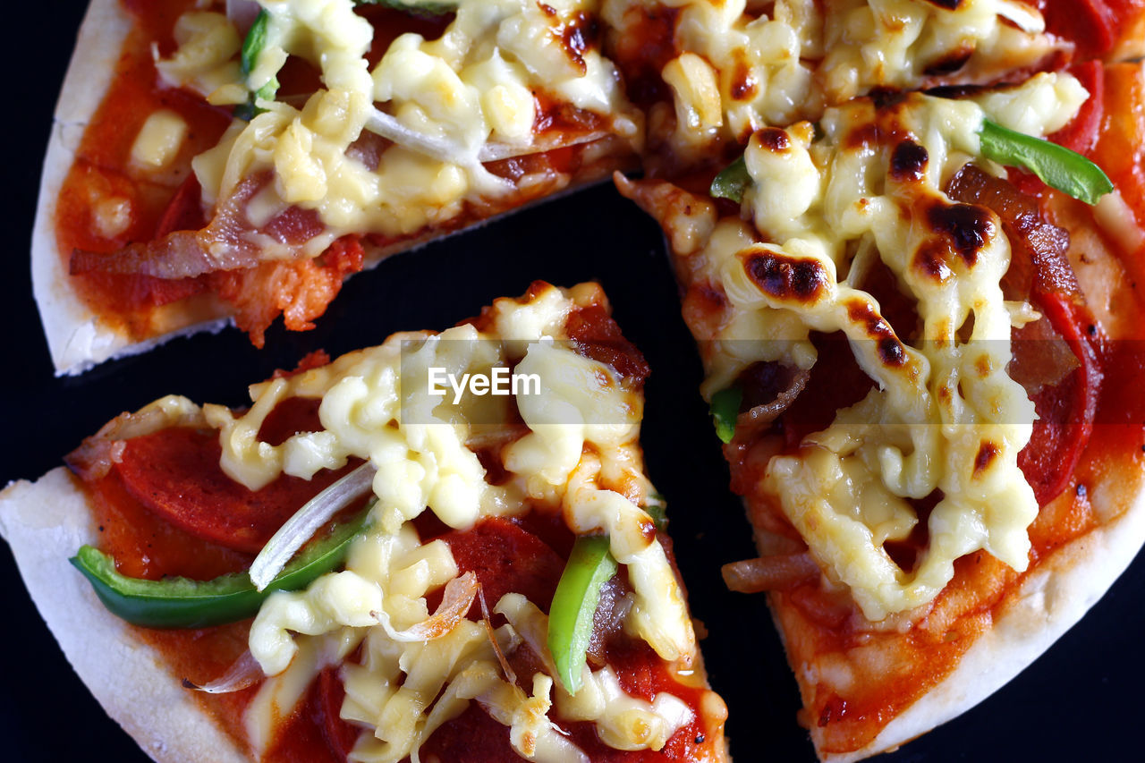 HIGH ANGLE VIEW OF FOOD IN PLATE