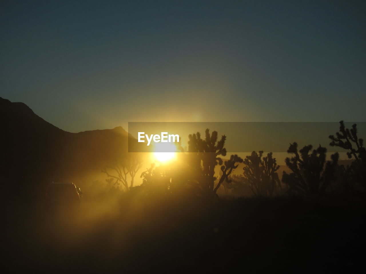 SCENIC VIEW OF SILHOUETTE MOUNTAINS AGAINST SKY DURING SUNSET